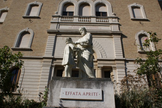 Istituo Gualandi in Giulianova: Monumento al Sordomuto