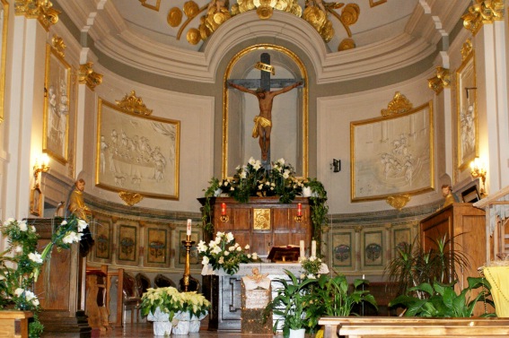 Chiesa di S. Antonio: Altare maggiore dedicato a Ges Crocefisso