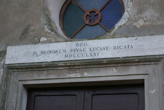 Chiesetta di Santa Lucia: l'iscrizione sopra al portone