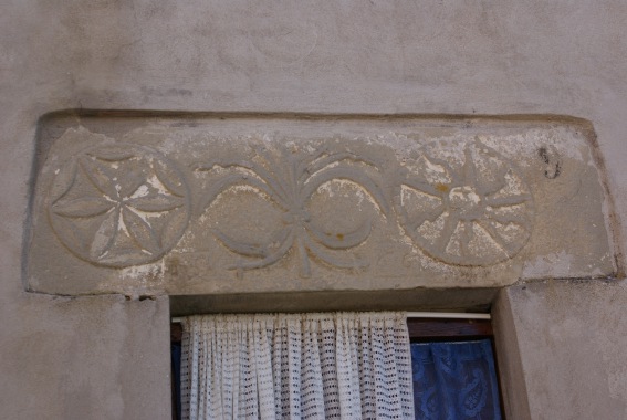 Abetemozzo (Teramo): motivi ornamentali su portale antico