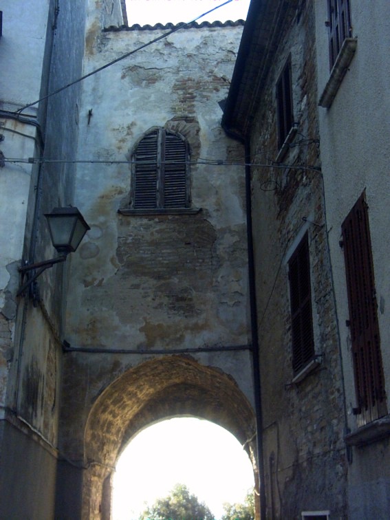 Vicolo e porta cittadina di Ancarano (Te)