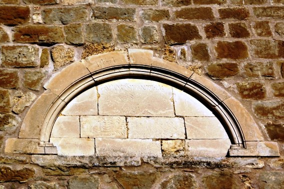 Chiesa di S.Rufina ad Aquilano di Tossicia (Te): data 1451 incisa nella lunetta