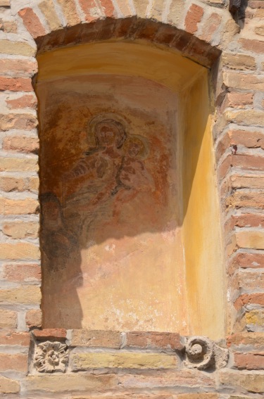 Chiesa di S.Chiara d'Assisi ad Atri (Te): nicchia con affresco