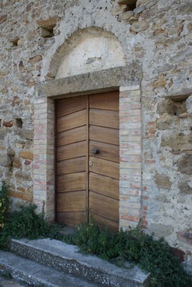 Santa Maria di Basciano (Te): ingresso laterale della Chiesa di S.Maria a Porto Lungo