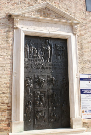 Chiesa di S.Flaviano a Basciano (Te): portale cinquecentesco