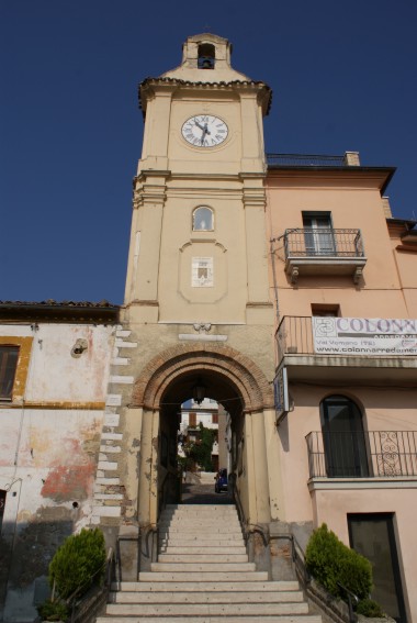 Basciano (Te):Porta Penta con la Torre di S.Giorgio