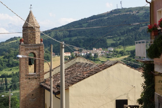 Chiesa di S.Giacomo a Battaglia di Campli (Te) e, sullo sfondo, Collicelli.