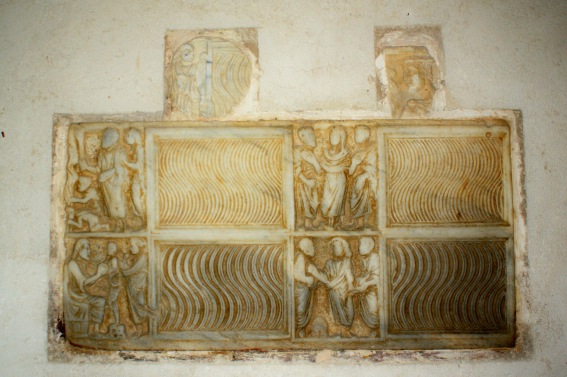 Sarcofago romano del IV secolo murato nella Chiesa di S. Pietro a Campovalano di Campli
