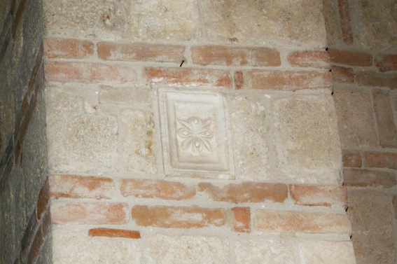 Motivo ornamentale nella Chiesa di S. Pietro a Campovalano di Campli