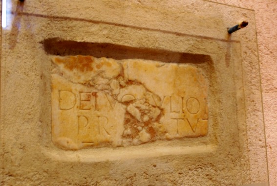 Frammento di iscrizione in onore di Giulio Cesare nella Chiesa di S. Pietro a Campovalano di Campli