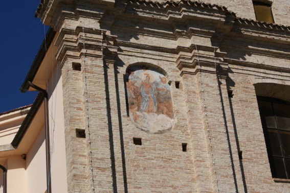 Chiesa della Madonna dell'Alno a Canzano: affreschi esterni