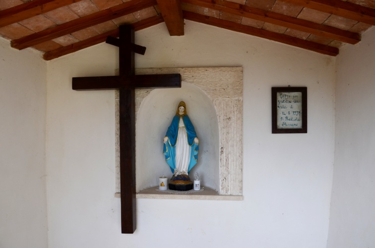 Edicola della Madonnina nelle campagne di Canzano (Teramo)