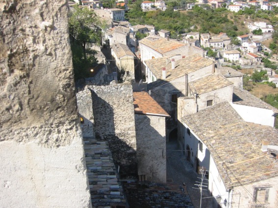 Castello Piccolomini a Capestrano (Aq): il centro abitato fuori le mura