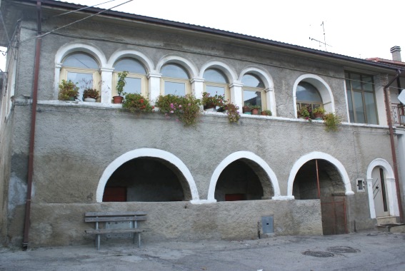Casanova di Cortino (Te): antica abitazione con portichetto