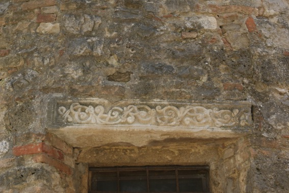 Chiesa di S. Maria de Praediis a Castagneto: architrave decorato.