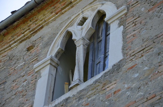 Castel Castagna (Teramo): bifora trilobata