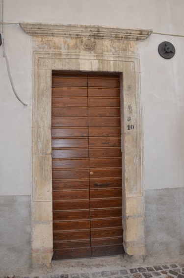 Castel Castagna (Teramo): portaletto cinquecentesco