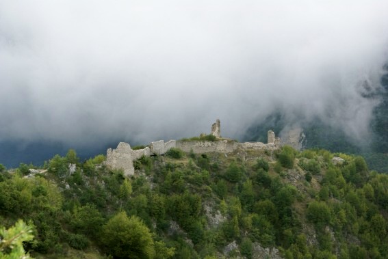 Castel Manfrino di Valle Castellana (Te): ruderi nella nebbia