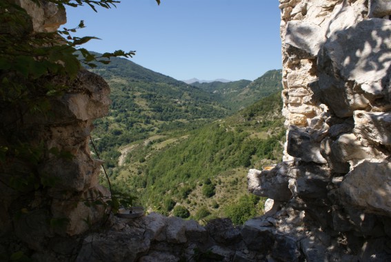 Castel Manfrino di Valle Castellana (Te): ruderi e vista sulla valle