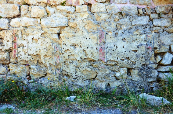 Castel Manfrino di Valle Castellana (Te): tracce di affreschi nella cappella
