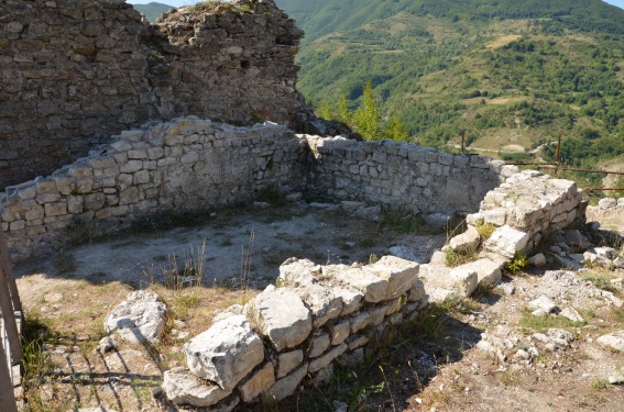 Castel Manfrino di Valle Castellana (Te): resti della cappella