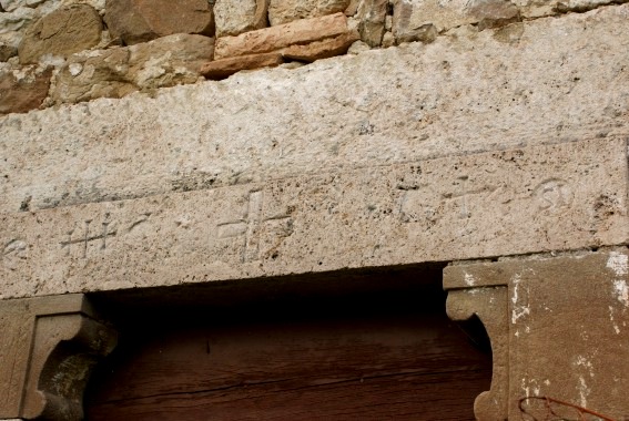 Chiesa di San Nicola a Cavuccio di Teramo (XVI secolo): antiche scritte su un architrave