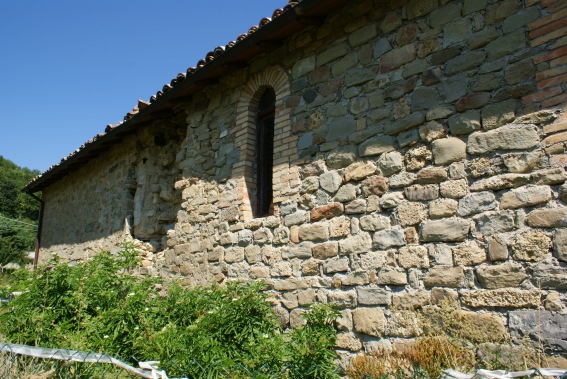 Chiesa di S.Michele Arcangelo a Ceraso di Valle Castellana (Te): lo squarcio provocato dal terremoto del 6 aprile 2009
