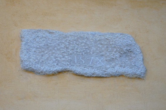Concio in pietra con la data 1570 a Cerqueto di Fano Adriano (Te)