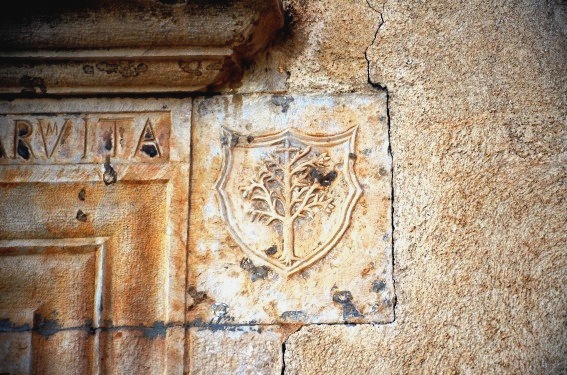 Chiesa di S.Egidio Abate a Cerqueto di Fano Adriano (Te): stemma di Cerqueto