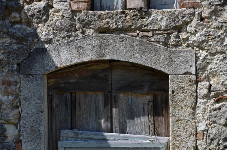 Portale in pietra a Cesano di Valle Castellana (Te)