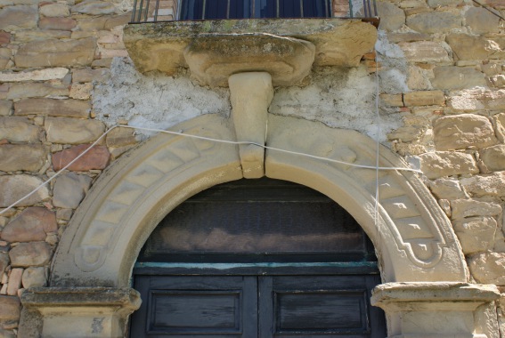 Corvacchiano: portale in pietra nei pressi della chiesa di S.Andrea