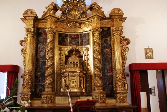Chiesa di S. Lucia a Cusciano di Montorio al V. (Te): Altare maggiore