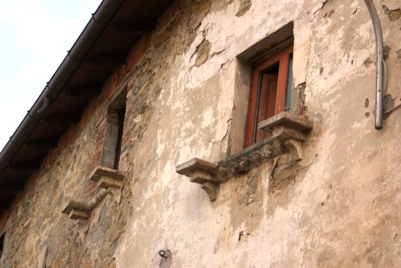 Faieto: mensole reggilumi in antica abitazione