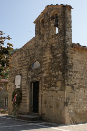 Chiesa di S. Martino a Fioli: la facciata con il campanile a vela