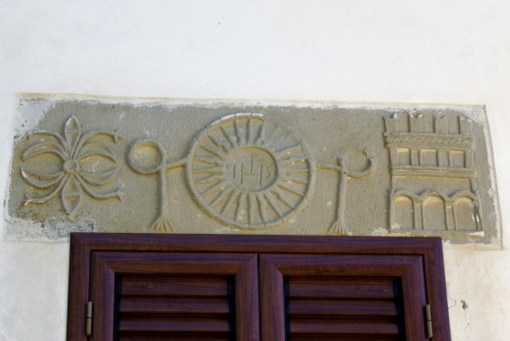 Fiume di Rocca S.Maria (Te): simboli su un architrave