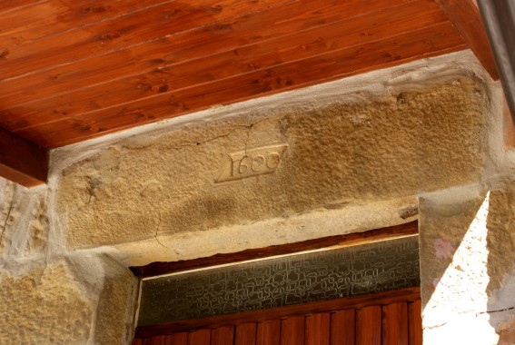 Fiume di Rocca S.Maria (Te): data 1600 incisa in cartiglio su un architrave