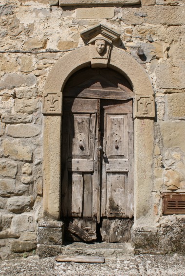 Fiume di Rocca S.Maria (Te): portale in pietra del 1891 nel palazzo Di Pietro
