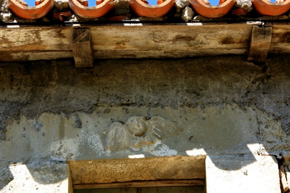Fiume di Rocca S.Maria (Te): angioletto a rilievo su un architrave del palazzo Di Pietro