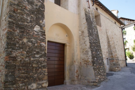 Chiesa di S.Maria della Misericordia a Forcella di Teramo: portaletto laterale