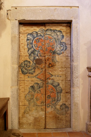 Chiesa di S.Giovanni Battista a Frattoli di Crognaleto (Te): porta della sacrestia