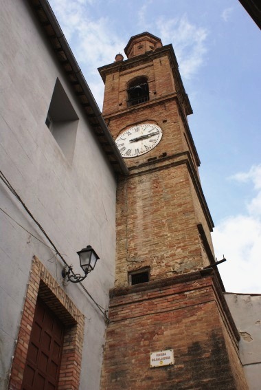 Chiesa del SS. Salvatore a Frondarola di Teramo: torre campanaria e portale