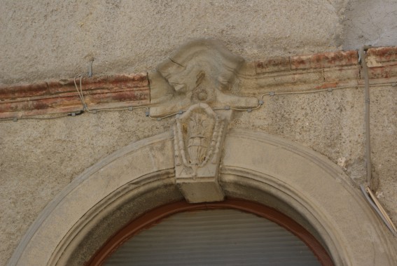 Fustagnano di Rocca S.Maria (Te): stemma sulla chiave d'arco