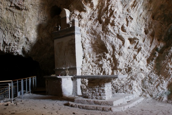 Eremo di S.Michele Arcangelo nella Grotta di S.Angelo a Ripe di Civitella (Te)
