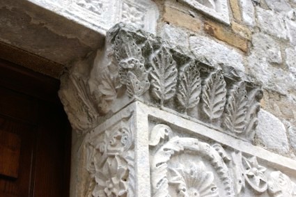 Chiesa di S. Clemente al Vomano di Guardia Vomano (Te): particolare del portale del 1108