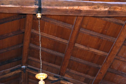 S. Maria a Guazzano di Campli: le capriate in legno che sorreggono il tetto