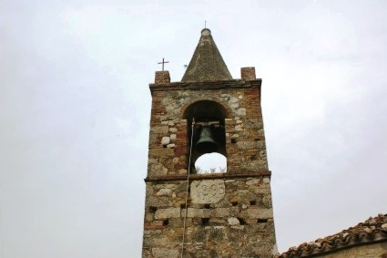 S. Maria a Guazzano di Campli: il campanile con la lapide riportante l'anno 1883