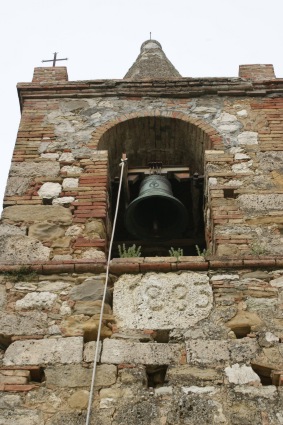 S. Maria a Guazzano di Campli: la lapide sul campanile riportante l'anno 1883
