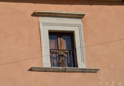 Isola del Gran Sasso (Te): finestra con epigrafe sulla cornice 