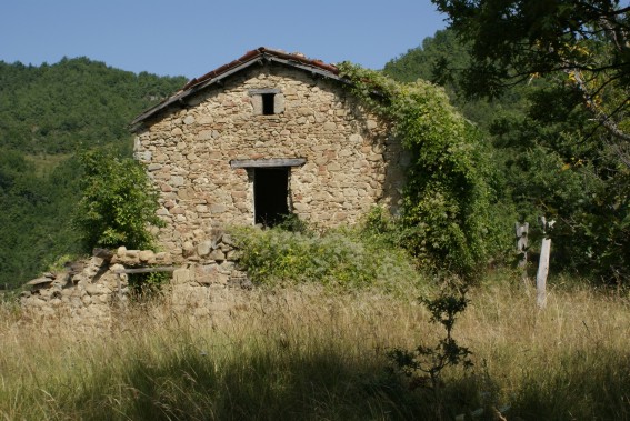 Laturo di Valle Castellana (Te): costruzione fuori dell'antico centro abitato