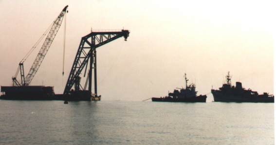 Il pontone Micoperi 5 durante le operazioni di recupero del peschereccio Freccia Nera